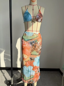 Detail des Bikinisets mit Leoparden- und Blumenmuster und Seestern-Metallverzierung
