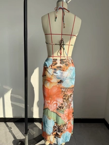 Detailansicht Bikini-Set mit Tropen- und Leoprint sowie transparentem Netz-Sarong