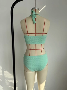 Vue détaillée d'un bikini vert menthe avec tissu gaufré et fermeture à nouer dans le dos