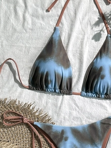 Blauer Bikini mit Marmor-Batikmuster, Triangel-Top und khakifarbener Schnürung am Saum