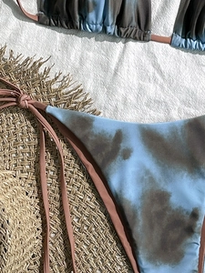 Zweiteiliger Batik-Bikini in Blau und Braun mit rosa Seitenschleifen für den Strand