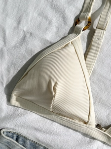 Beiges geripptes Triangel-Bikini-Top mit Schildpatt-Ringen und strukturierter Textur
