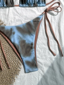 Zweiteiliger Tie-Dye Bikini mit hohem Beinausschnitt und Bindebändern im Urlaubsstil