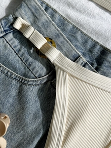 Weißes geripptes Bikini-Oberteil mit Schildpatt-Ringen und verstellbaren Trägern mit Jeans