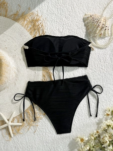 Bikini a fascia nero due pezzi con trama a onde e slip a vita alta con lacci decorativi