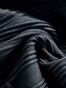 Dettaglio macro della trama del tessuto in velluto a coste nero e del suo motivo