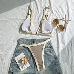 Details des gerippten Bikinis mit Color-Block-Design und Ringen in Schildpatt-Optik
