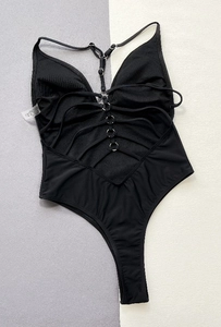 Vue détaillée du maillot de bain noir avec bretelles croisées et anneau en métal au dos