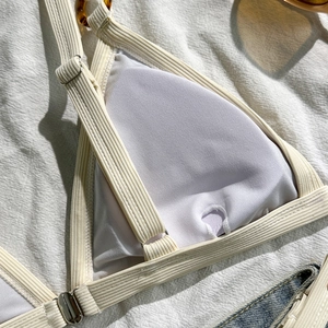 Details des weißen Ripp-Bikinioberteils mit atmungsaktivem Netzfutter und Dekoring