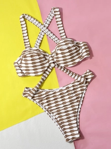 Détail d'un bikini deux pièces avec texture ondulée marron et blanche et lien licou