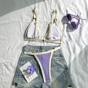 Detailansicht hellvioletter Ripp-Bikini mit weißem Saum und Schildpatt-Ring-Verzierung