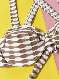 Détail du haut de bikini rayé marron avec tissu seersucker texturé et lacets sur le côté