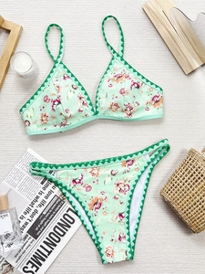 Détail du bikini floral menthe avec bordure au crochet vert foncé et festonné