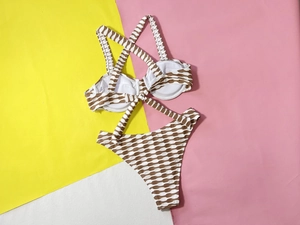 Bikini à imprimé vagues marron et blanc avec dos croisé et culotte de bain taille haute