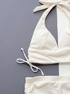 Détail d'un bikini côtelé blanc cassé avec haut dos nu et texture gaufrée de haute qualité