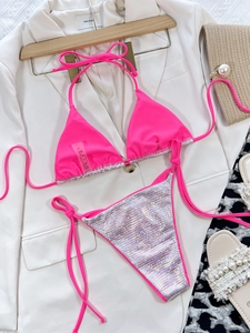 Dettaglio bikini rosa neon con paillettes argento e accessori da resort in stile piatto