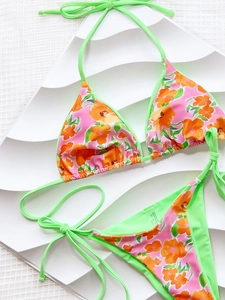 Détail du tissu de bikini fleuri néon montrant 82% de polyamide et l'étiquette de soin