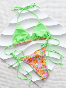 Haut de bikini vert fluo et bas à fleurs avec liens latéraux sur fond blanc texturé