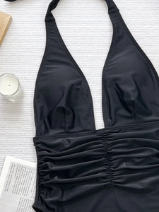 Maillot de bain une pièce noir à licou avec décolleté en V profond et taille froncée
