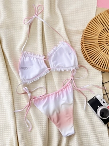 Conjunto de bikini degradado rosa y blanco con bordes de volantes y fondo veraniego