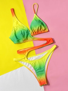 Détail d'un monokini avec découpes et imprimé dégradé vibrant orange, jaune et vert