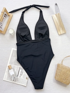 Maillot de bain une pièce noir dos nu col en V avec des accessoires de vacances élégants