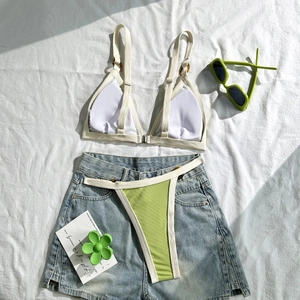 Detailierte Flachbildaufnahme des dreiteiligen Bikini-Sets mit Denim-Shorts