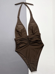 Détail d'un maillot de bain marron foncé avec décolleté plongeant, fronces et dos nu