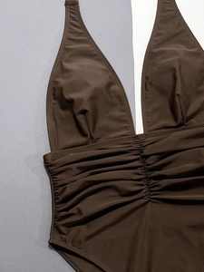 Maillot de bain une pièce marron froncé avec décolleté plongeant en V et licou détaillé