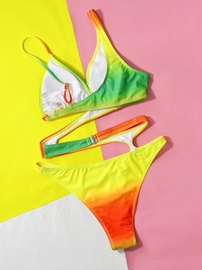 Vue à plat d'un bikini dégradé orange-jaune-vert avec boucle en métal et coupe haute