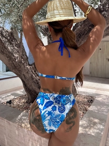 Blau-weißer Bikini mit Blumendruck und hoher Taille am Modell im Freien gezeigt