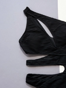 Maillot de bain une pièce noir côtelé avec détails ajourés et coupe asymétrique