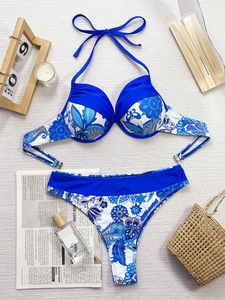 Damen Bikini-Set mit blauem Paisley-Muster, Bügel-Top und hoher Taille am Strand