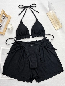 Detaillierte Flachbildansicht des schwarzen dreiteiligen Bikinisets mit strukturiertem Stoff