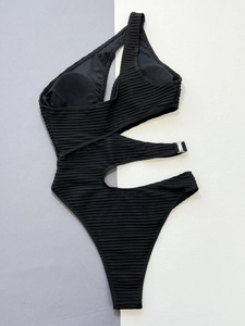 Maillot de bain une pièce noir côtelé avec épaule dénudée, découpes et boucles métal