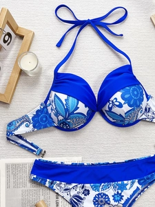 Blauer Bikini-Set mit Blumenmuster, Neckholder-Top und niedriger Taille auf Strick