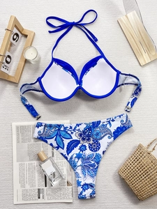 Zweiteiliger Bikini in Marineblau mit Paisley-Muster und Neckholder-Top in Urlaubsoptik