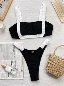Bikini bicolore noir et blanc deux pièces avec bretelles à volants et culotte haute