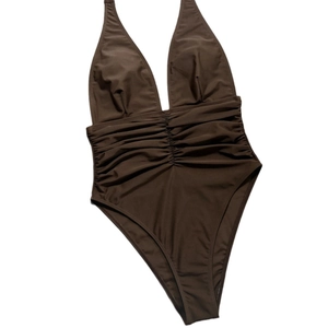 Maillot de bain une pièce marron dos nu avec décolleté en V profond et taille froncée