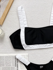 Haut de bikini contrasté noir et blanc avec bretelles froncées et finition lisse