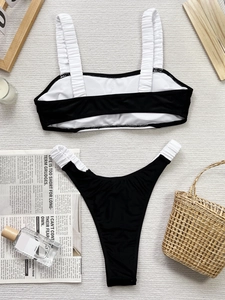 Bikini bandeau noir et blanc contrasté avec bretelles froncées en vue à plat