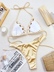 Vue détaillée à plat du bikini doré métallisé avec lacets et étiquette de taille S