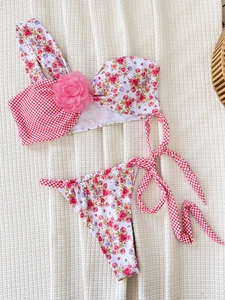 Bikini due pezzi con stampe floreali e a quadretti con dettaglio floreale 3D applicato