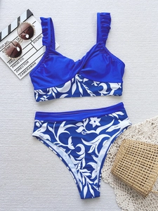 Ensemble bikini bleu à volants avec culotte fleurie taille haute et accessoires d'été