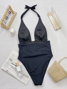 Maillot de bain une pièce noir à licou avec bordure zigzag blanche et nœud élégant