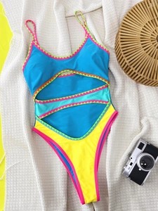 Detailansicht Bikini mit Ausschnitten, Kontrastfarben und rosa Zickzack-Spitze