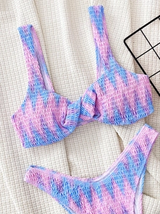 Maillot de bain bikini tie-dye texturé avec haut à nœud et bas à nouer sur les côtés