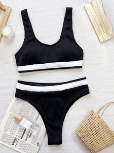 Zweiteiliger schwarzer Ripp-Bikini mit weißem Streifenbund für einen modernen Strandlook