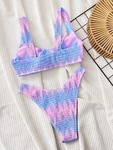 Bikini deux pièces tie-dye avec tissu froncé, haut débardeur et culotte échancrée