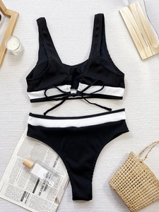 Zweiteiliger schwarz-weißer Ripp-Bikini mit breiten Trägern und hoher Taille Hose